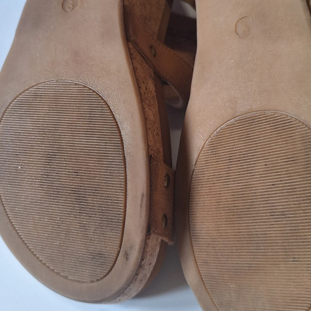 Very G Vector Shimmer Tan Studded Buckle Up Wedge Sandals Size 9 Soft Cushion - Picture 10 of 10